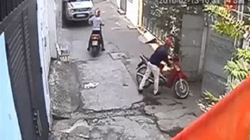 Tên trộm phá khóa từ, khóa cổ xe máy trong 5 giây