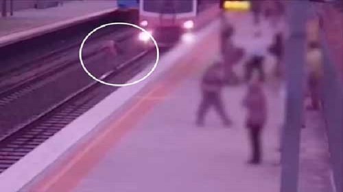Thoát chết trong gang tấc trước mũi tàu hỏa