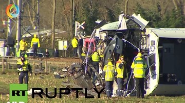 Tàu hỏa đâm xe cẩu, 1 người chết, 10 người bị thương