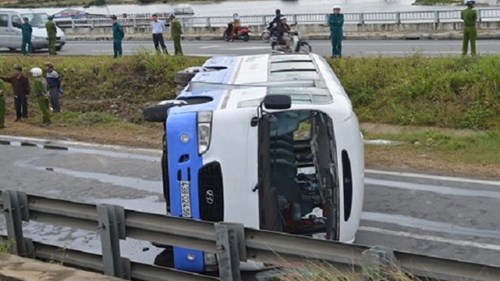 Đà Nẵng: Lật xe chở công nhân, 16 người nhập viện