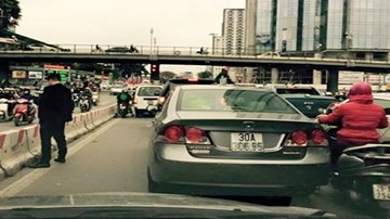 Khó tìm kẻ ngang nhiên tiểu bậy giữa đường