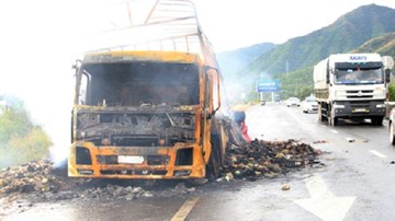 Tài xế bất lực nhìn ôtô chở 2.000 thùng mì tôm cháy rụi