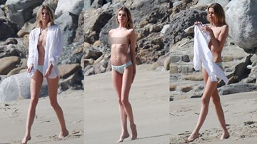 Thiên thần Victoria's Secret 'vô tư' cởi áo trên biển