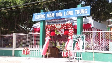 Học sinh nghỉ học vì hiệu trưởng... mượn trường tổ chức cưới cho con