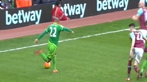 Chết cười với cú rabona của sao Ngoại hạng