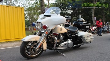 Xem môtô cảnh sát Mỹ giá 1,2 tỷ đồng trổ tài lái lụa ở Việt Nam