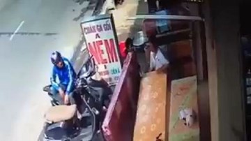 Táo tợn dàn cảnh móc trộm ví tiền trong cốp xe Vespa