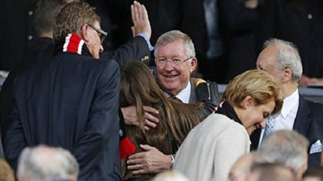 Cười bò với màn nhảy múa ca hát của Sir Alex