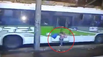 Brazil: Bị xe buýt cán chết, người qua đường dửng dưng