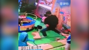 Vô tình xô ngã bạn, bé trai bị bố bạn đá thẳng vào cột sống