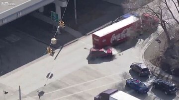 Chạy trốn cảnh sát, đâm thẳng vào xe tải