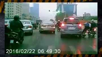 Lạng lách đâm ngã học sinh, ô tô thản nhiên bỏ đi