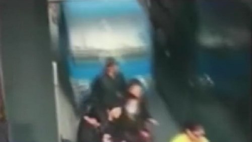 Cố vượt mặt xe buýt, xe tải cán liền lúc 6 người