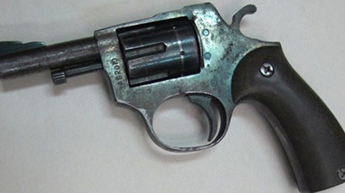 Cặp vợ chồng mang súng đi 'du lịch' qua sân bay Nội Bài