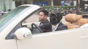 Thanh niên trùm kín mặt lái xe mui trần trên đường phố Hà Nội