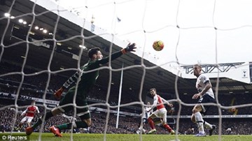 Đá thiếu người, Arsenal kiên cường hòa Tottenham