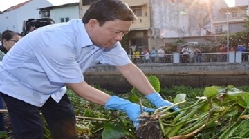 Bí thư Thăng đi vớt lục bình, làm sạch kênh ô nhiễm
