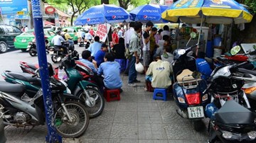 Vỉa hè - tài sản riêng của người... có trả phí?