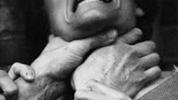 Chồng bóp cổ, đổ thuốc trừ sâu giết vợ