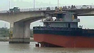 Dùng chính tàu thủy đâm vào cầu ở Hải Dương để đỡ cầu