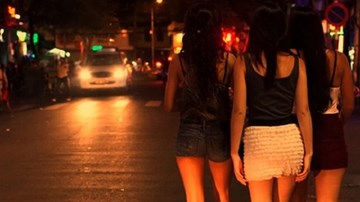 Theo chân công an TP.HCM mặc thường phục truy quét gái bán dâm