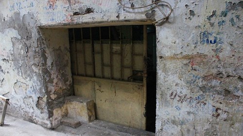 Cảnh sống khó tin giữa thủ đô: Ăn ngủ cùng nước cống, đội nón đi vệ sinh...