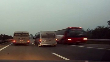 Xe khách đi ngược chiều lao vun vút trên cao tốc HN-Lào Cai