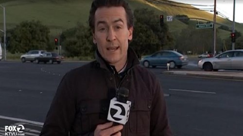 Phóng viên suýt bị đâm khi đang truyền hình trực tiếp