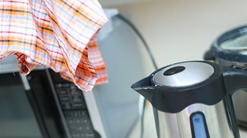 Mẹo giúp phẳng căng quần áo không cần dùng bàn là