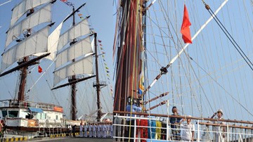 Làm lễ thượng cờ trên tàu buồm hiện đại bậc nhất thế giới