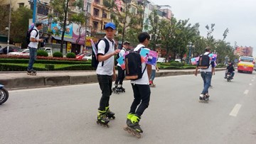 Trượt pa-tanh trên phố “giỡn mặt tử thần”, phát tờ rơi quảng cáo