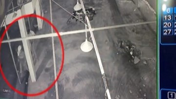 Cảnh thanh niên hỗn chiến sau va quệt xe trên đường phố