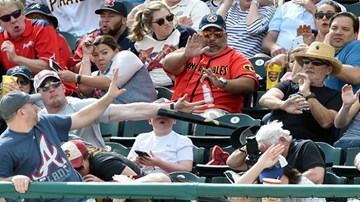 Người cha cứu con trai ngoạn mục ở sân bóng chày