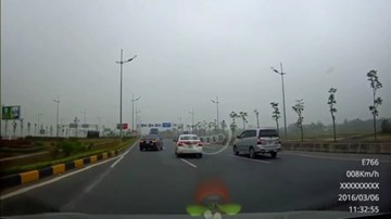 Bất chấp an toàn, lùi xe trên làn đường cho phép 80km/h