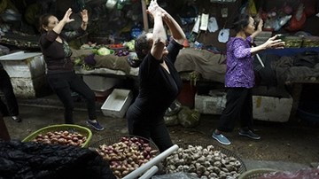 Vừa bán rau, bán thịt vừa nhảy Aerobic trong chợ Hà Nội