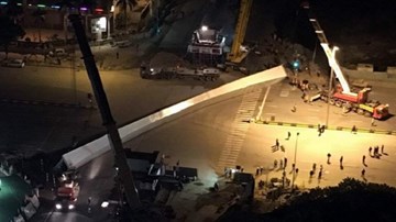 Dầm thép 140 tấn lật nghiêng vắt ngang đường Hà Nội