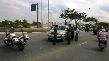 “Ngáo đá”, lái ôtô lạng lách, đánh võng xuyên Sài Gòn