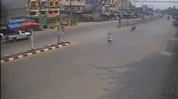 Lao sang đường như ‘tên bắn’ bị xe tông thảm khốc