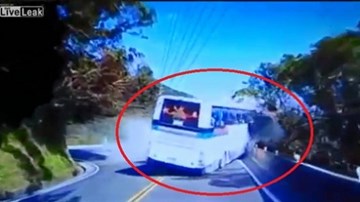 Xe tải nghiền nát đầu xe khách, 10 người thương vong