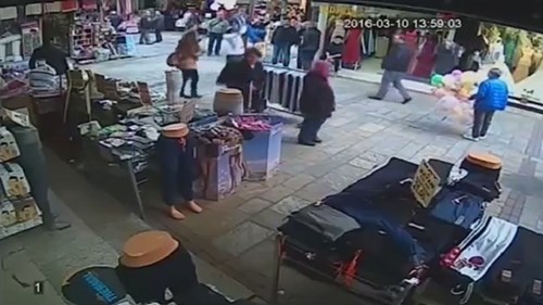 Bé trai tị nạn Syria bị tấn công tàn bạo ngay giữa chợ