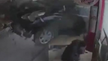 Xe 'điên' lao sầm sập, đâm nát nhà hàng đông người