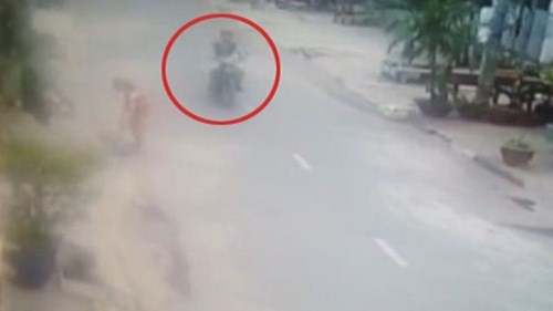 Thanh niên cướp dây chuyền của người phụ nữ quét rác bên đường