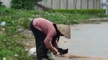 Đánh rơi ví tiền thử lòng bà cụ nhặt rác và cái kết bất ngờ