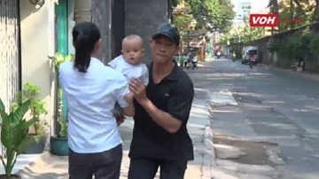 Cha mẹ cần làm gì khi bị cướp con trên tay?