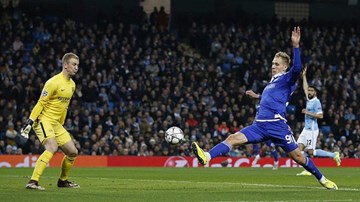 Hòa chật vật, Man City vẫn đoạt vé đi tiếp