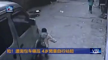 Thót tim clip em bé bị xe van cán qua người