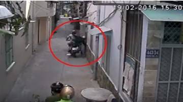 Ngồi trong nhà vẫn bị cướp giật dây chuyền vàng