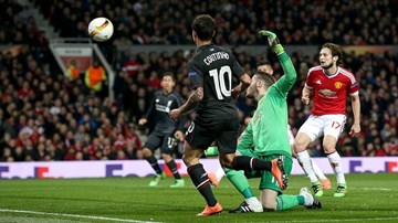 Coutinho lập siêu phẩm biến De Gea thành 
