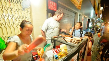 Chồng Tây bán bánh mì cùng vợ Việt và mối tình 