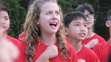 Cô bé 11 tuổi, đi 80 quốc gia hát quốc ca gây quỹ từ thiện